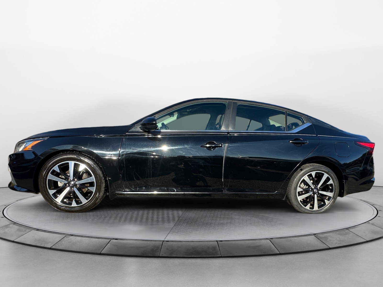 2019 Nissan Altima SR - Photo 3