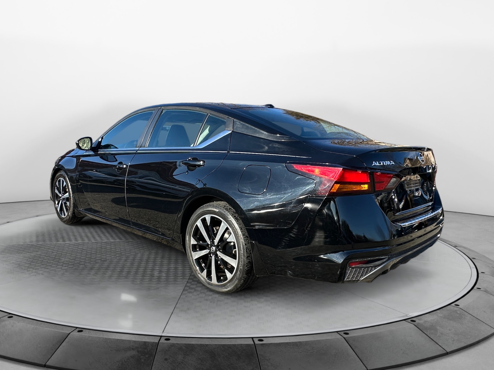 2019 Nissan Altima SR - Photo 5