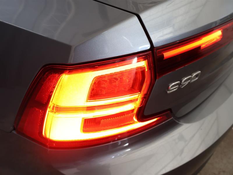 2018 VOLVO S90 MOMENTUM