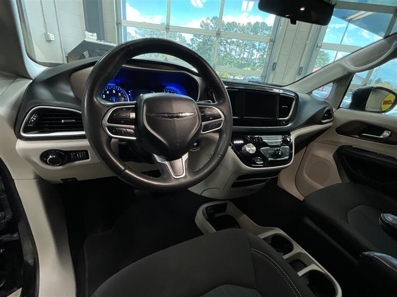 2022 CHRYSLER VOYAGER LX