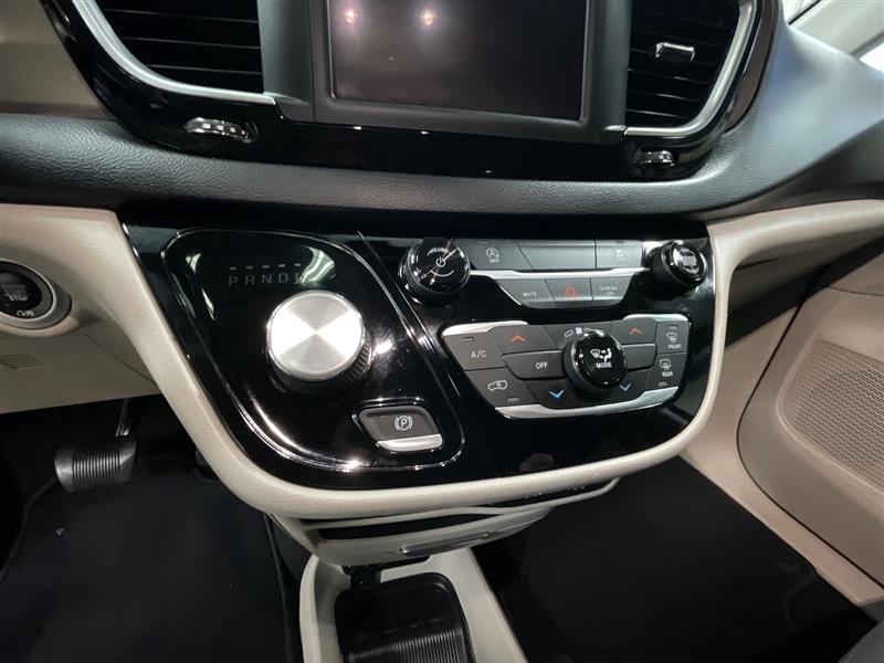 2022 CHRYSLER VOYAGER LX
