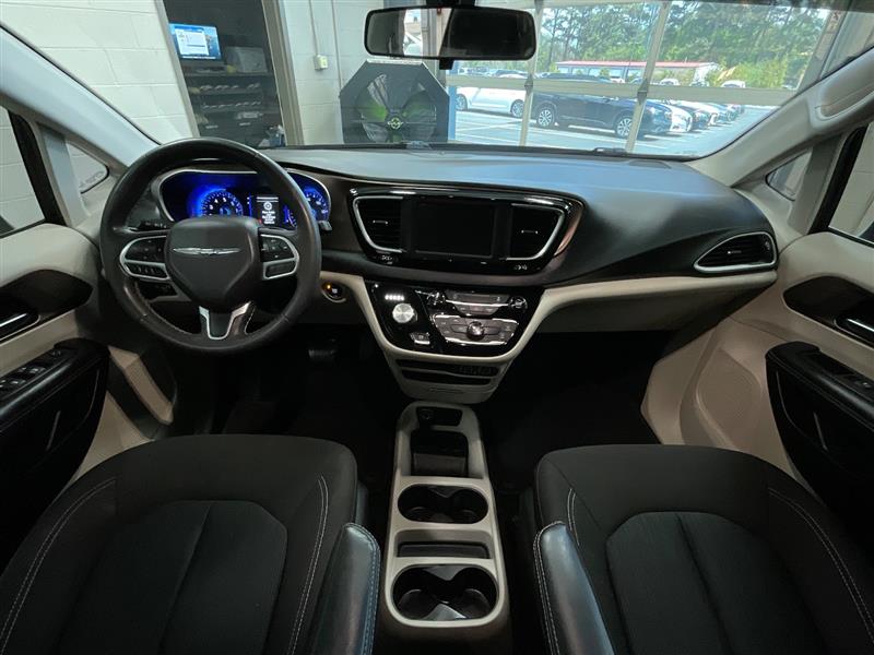 2022 CHRYSLER VOYAGER LX