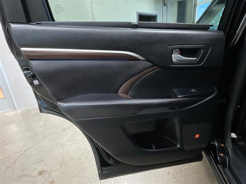 2016 TOYOTA HIGHLANDER LIMITED