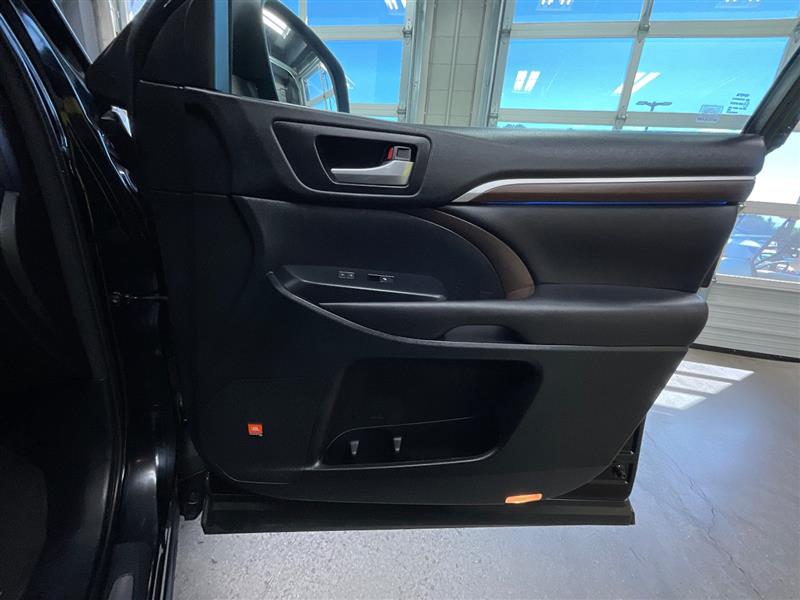 2016 TOYOTA HIGHLANDER LIMITED