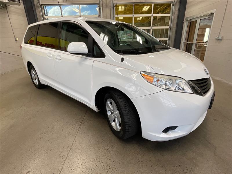 2012 TOYOTA SIENNA 