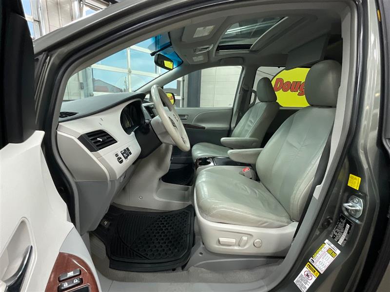 2011 TOYOTA SIENNA XLE 8 PASSENGER