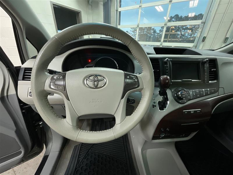 2011 TOYOTA SIENNA XLE 8 PASSENGER