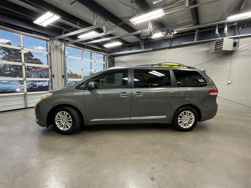 2011 TOYOTA SIENNA XLE 8 PASSENGER