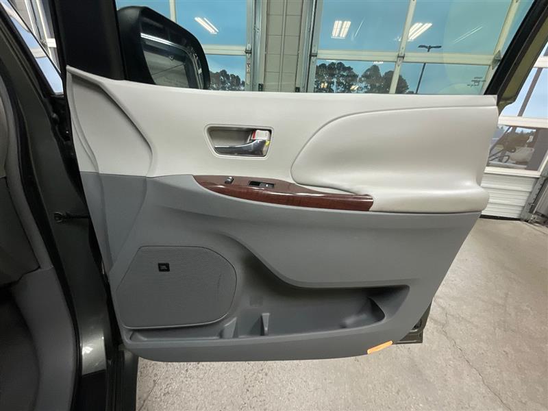 2011 TOYOTA SIENNA XLE 8 PASSENGER