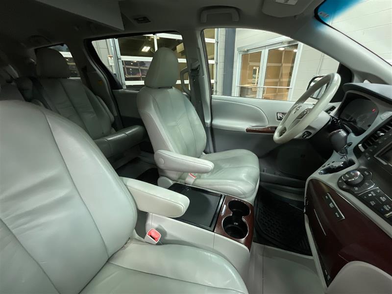 2011 TOYOTA SIENNA XLE 8 PASSENGER
