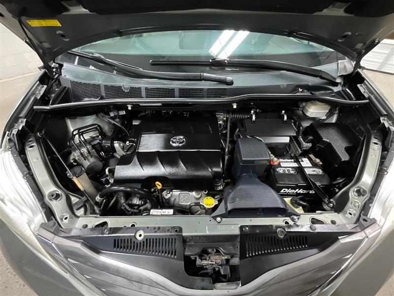 2011 TOYOTA SIENNA XLE 8 PASSENGER