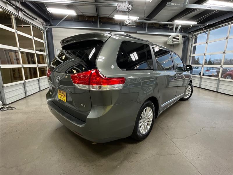 2011 TOYOTA SIENNA XLE 8 PASSENGER