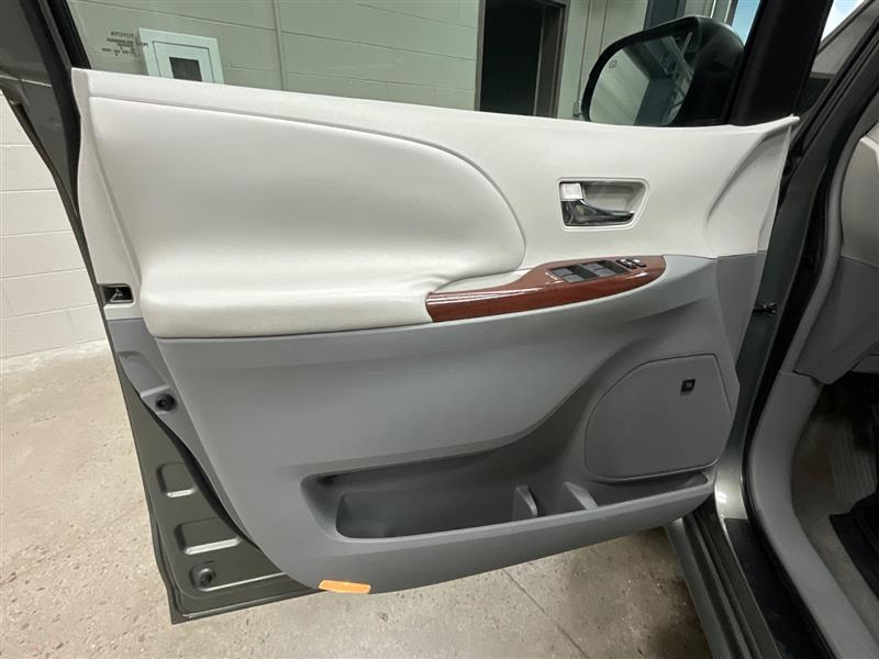 2011 TOYOTA SIENNA XLE 8 PASSENGER