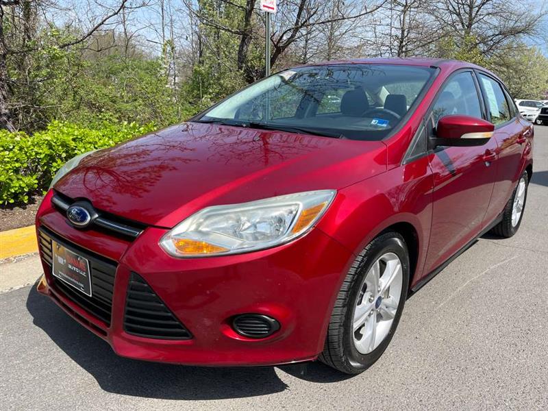 Red 2014 Ford Focus SE Sedan Front-Wheel Drive Automatic