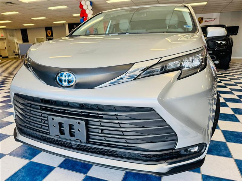 2025 TOYOTA SIENNA XLE