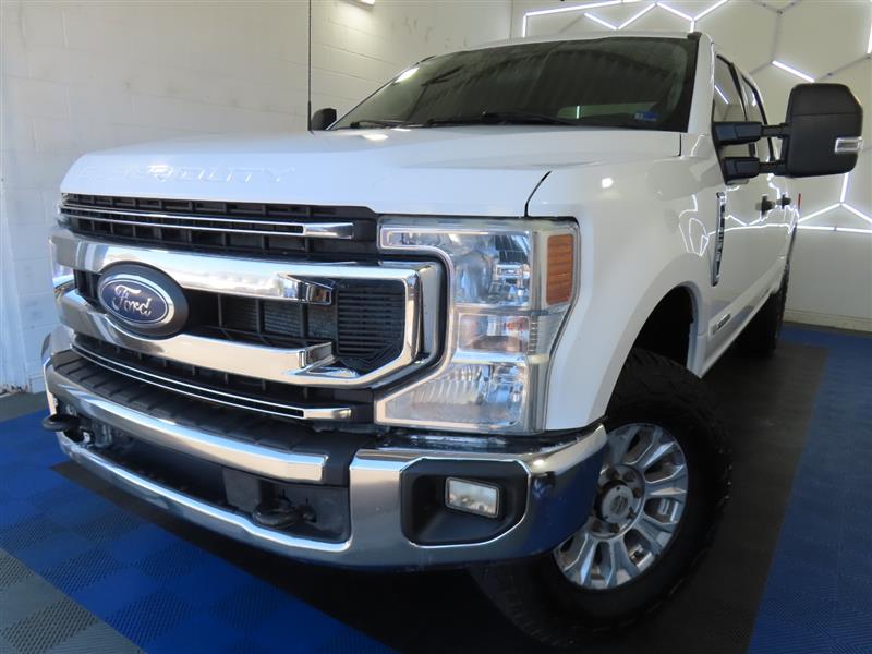 White 2022 Ford F-250 Super Duty XLT Crew Cab 4WD Pickup Truck Four-Wheel Drive Automatic