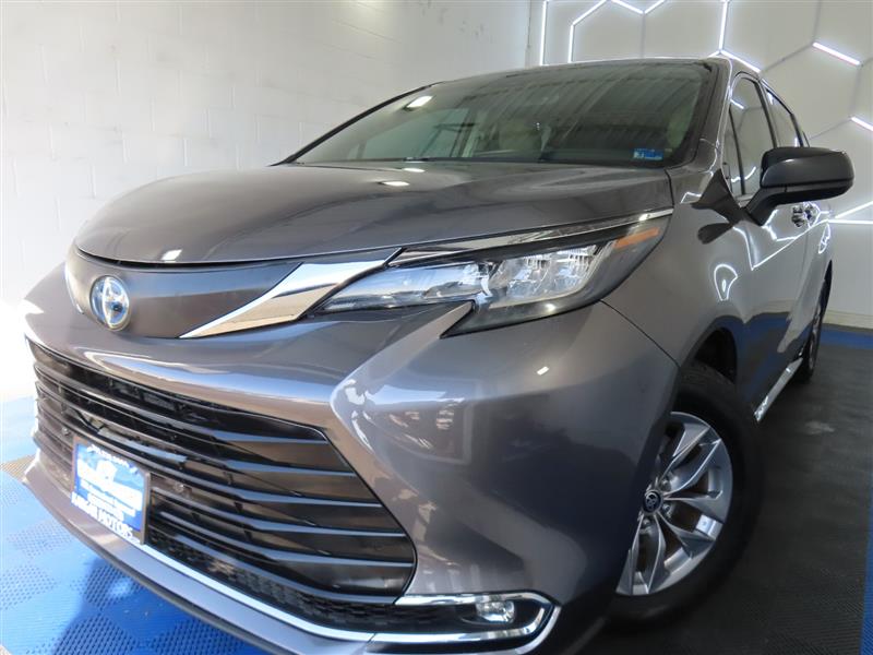 2021 TOYOTA SIENNA XLE