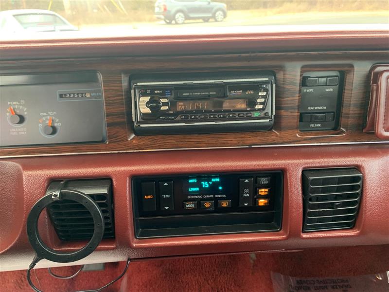 1992 Oldsmobile Custom Cruiser - Photo 23