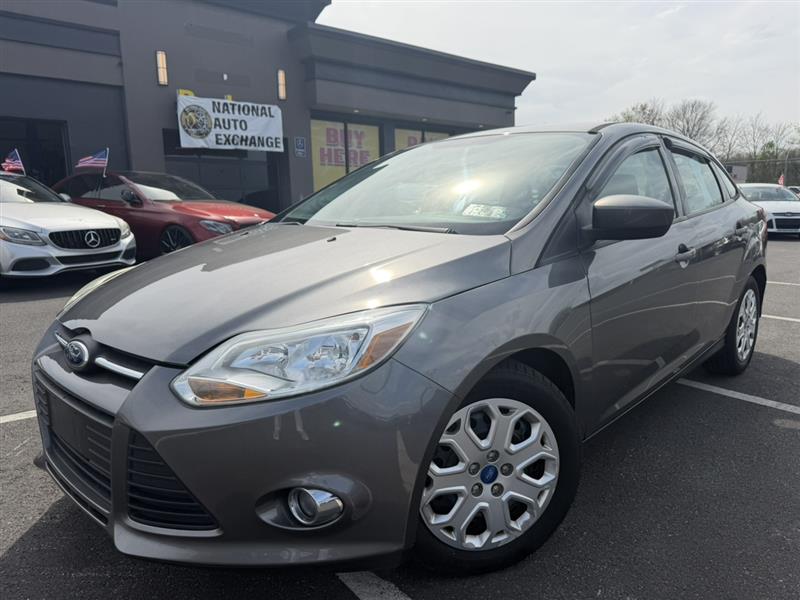 Gray 2012 Ford Focus SE Sedan Front-Wheel Drive 6-Speed Automatic