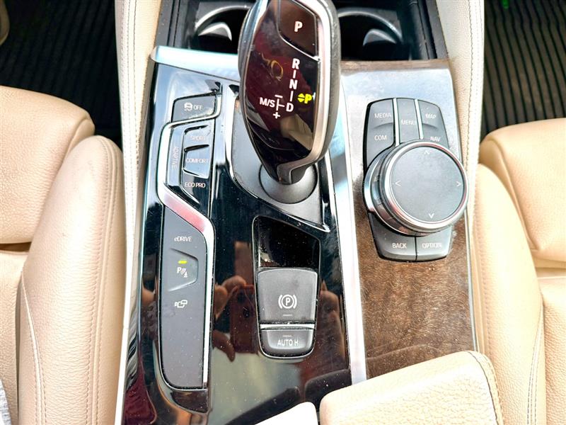 2018 BMW 5 Series 530e - Photo 18