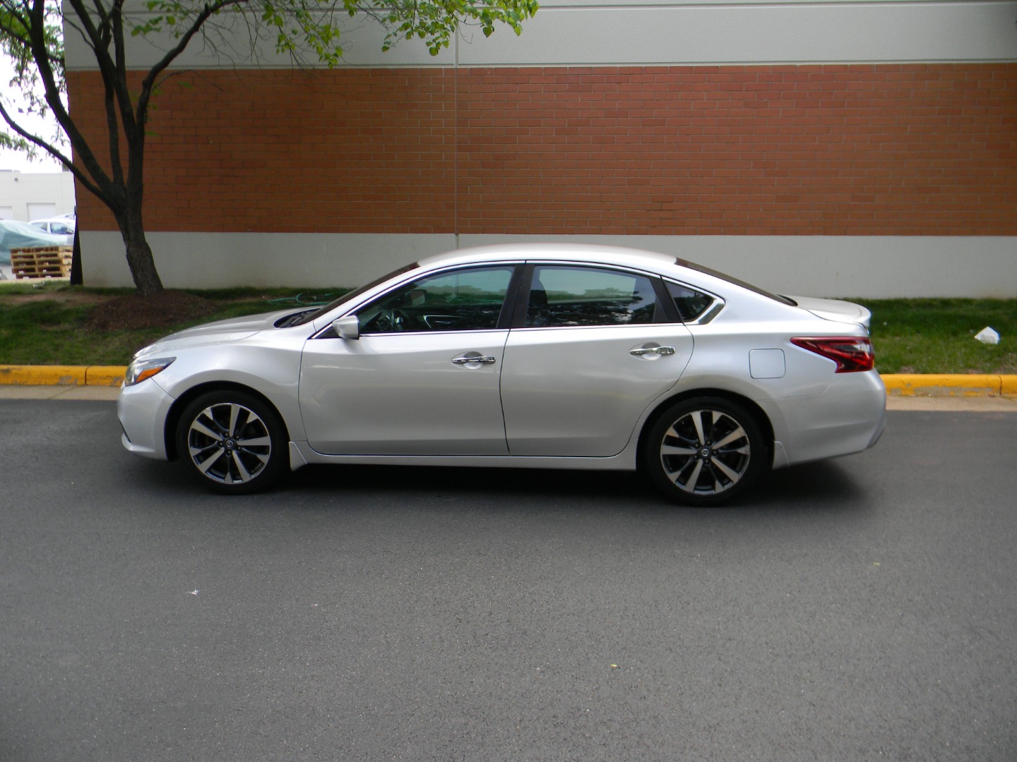 2017 Nissan Altima SR - Photo 7